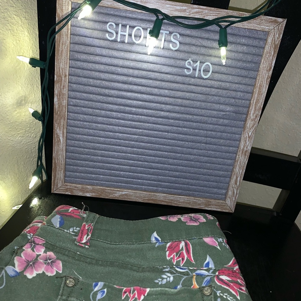 Shorts - Picture 1 of 4